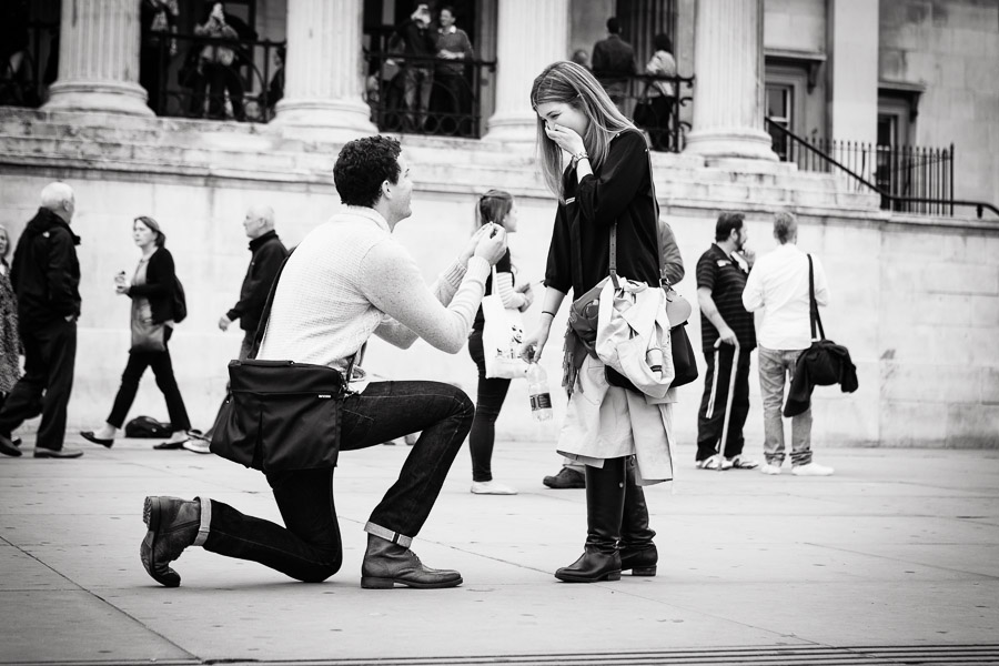 Dans cette lettre émotive, l'auteur exprime son amour profond et sincère pour sa partenaire, soulignant l'importance de leur lien. Il lui fait une demande de mariage, promettant un engagement solide et inconditionnel. L'auteur aspire à construire un avenir ensemble, rempli d'amour et de complicité.