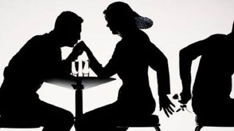 Ce message exprime la douleur d'une trahison, demande de l'honnêteté et un choix concernant l'avenir de leur relation.